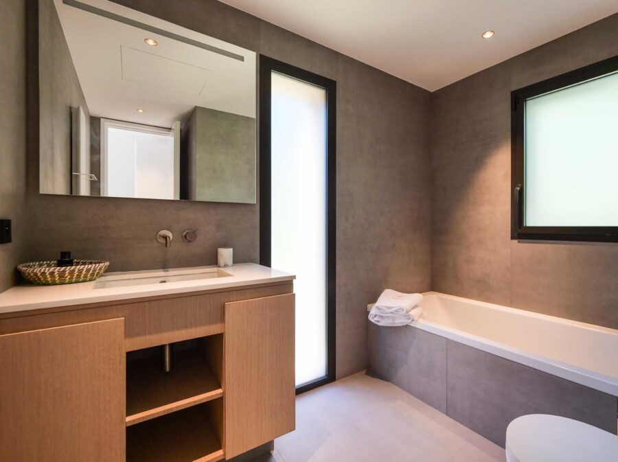 villa-gaby-bathroom-bathtub-stylish-luxury-gassin