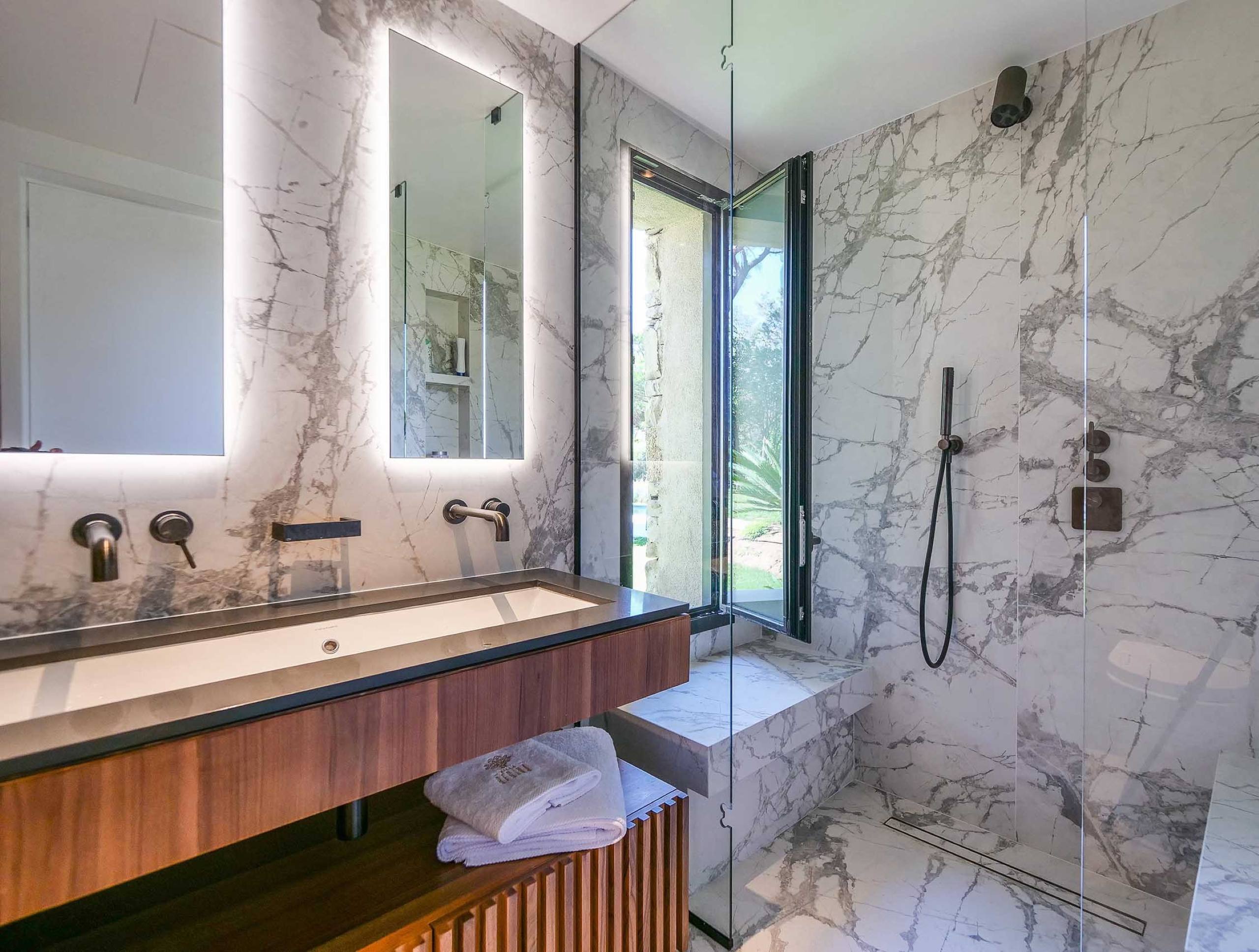 villa-gaby-bathroom-doublesink-shower-luxury-gassin
