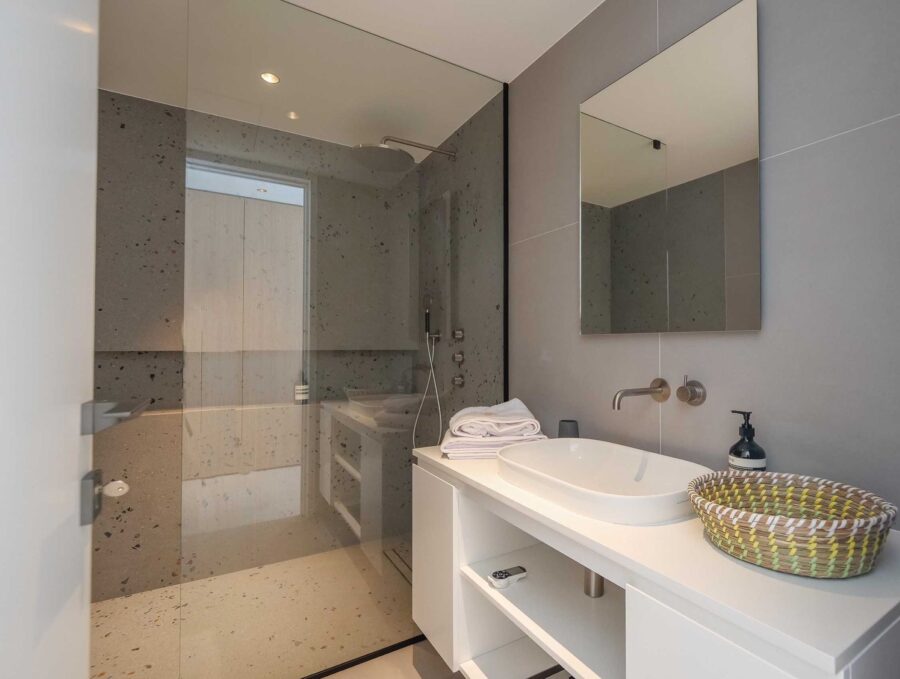villa-gaby-bathroom-italianshower-modern-luxury-gassin