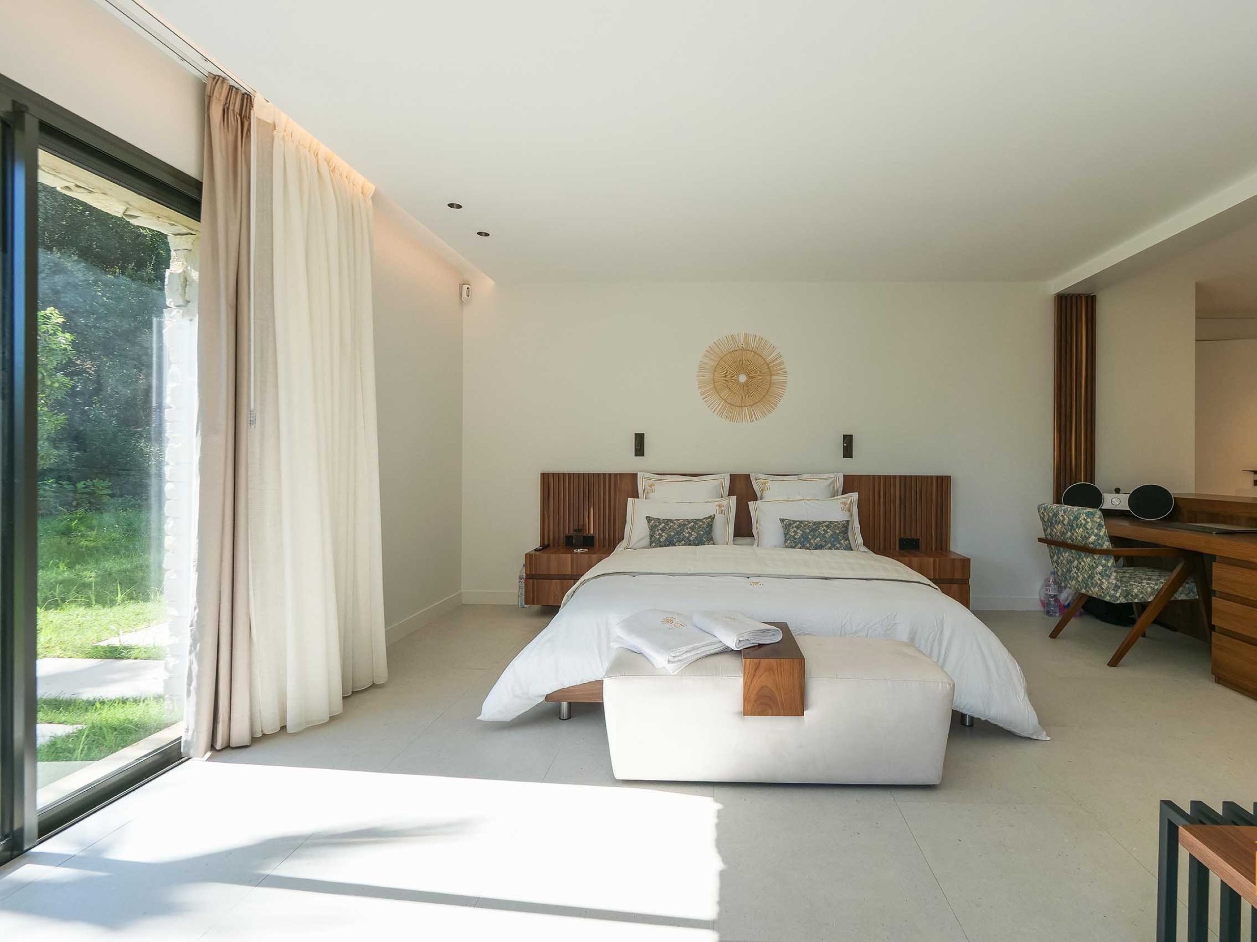 villa-gaby-bedroom-desk-modern-stylish-luxury-interior-gassin