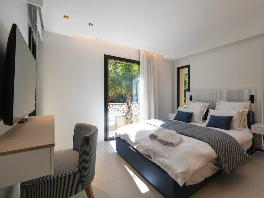 villa-gaby-bedroom-gardenview-modern-luxury-gassin