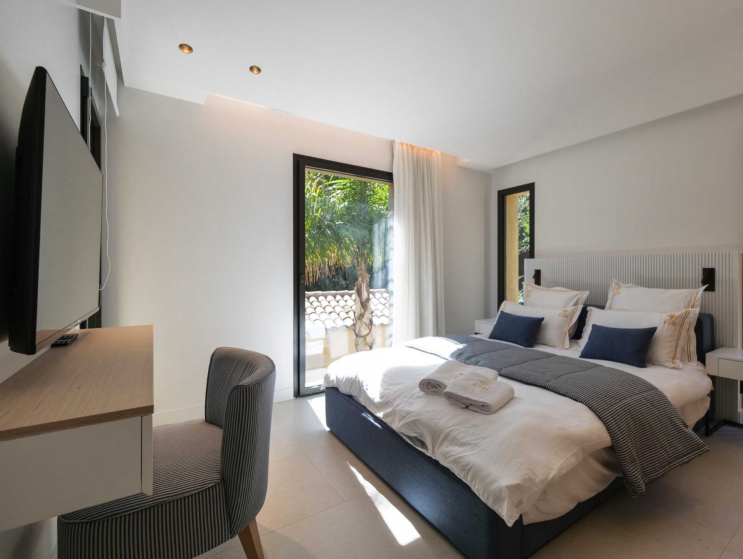 villa-gaby-bedroom-gardenview-modern-luxury-gassin