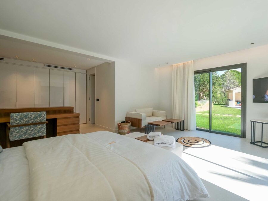 villa-gaby-bedroom-gardenview-spacious-desk-bright-luxury-gassin