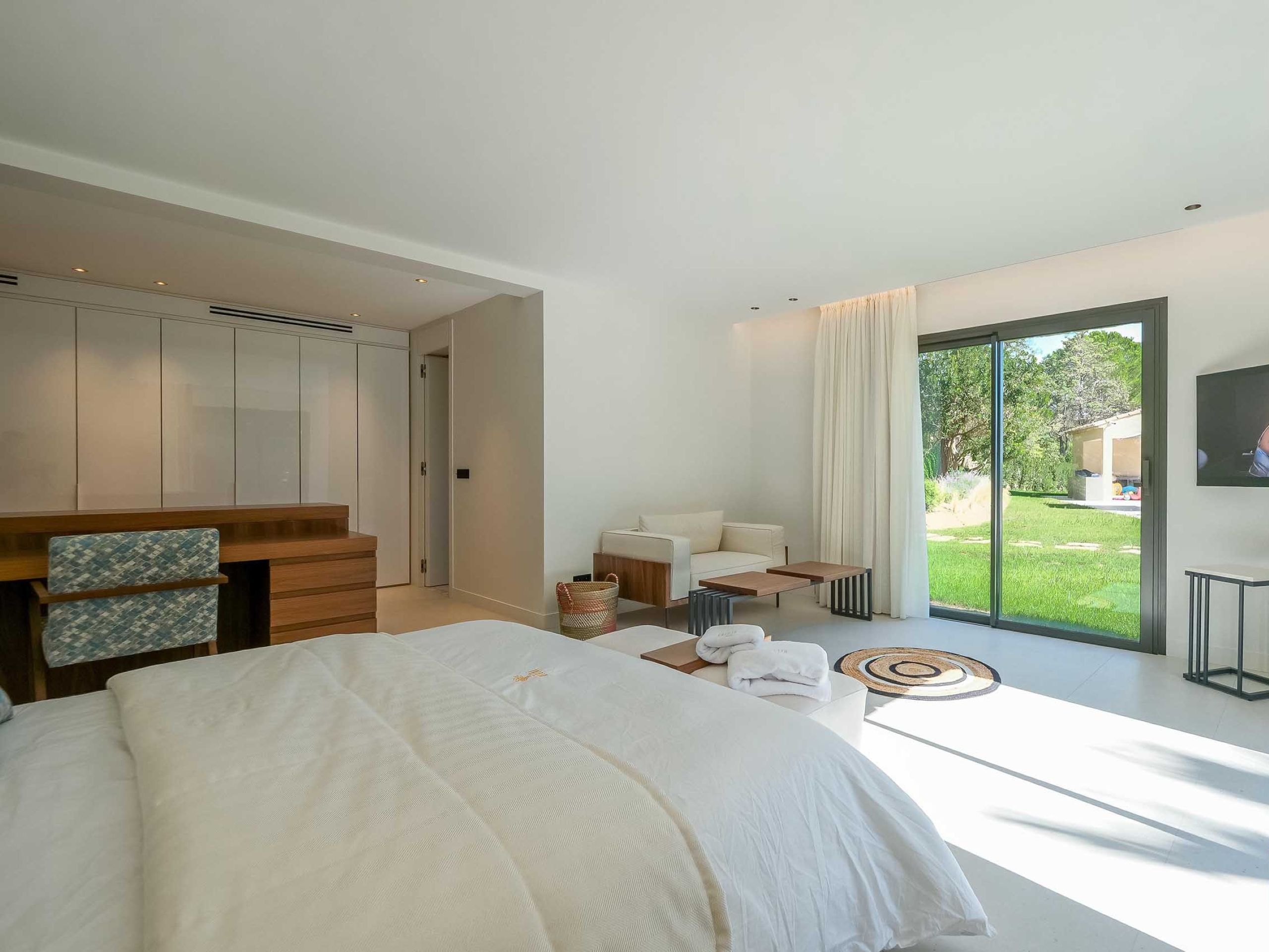 villa-gaby-bedroom-gardenview-spacious-desk-bright-luxury-gassin