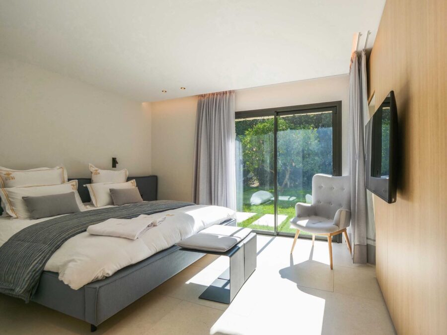 villa-gaby-bedroom-gardenview-tv-modern-luxury-design-gassin