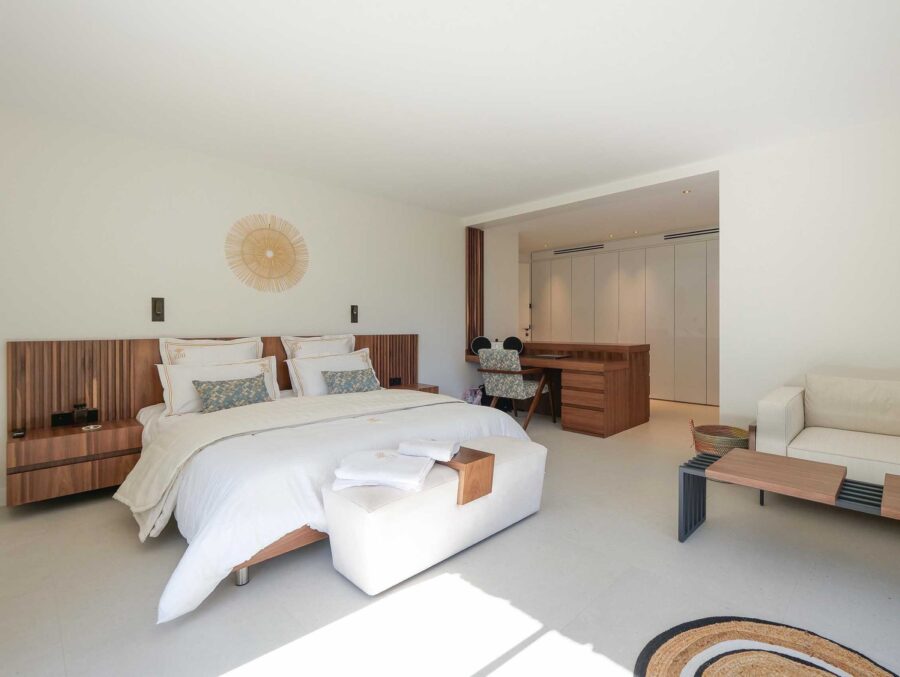 villa-gaby-bedroom-spacious-desk-sofa-bright-modern-luxury-interiordesign-gassin