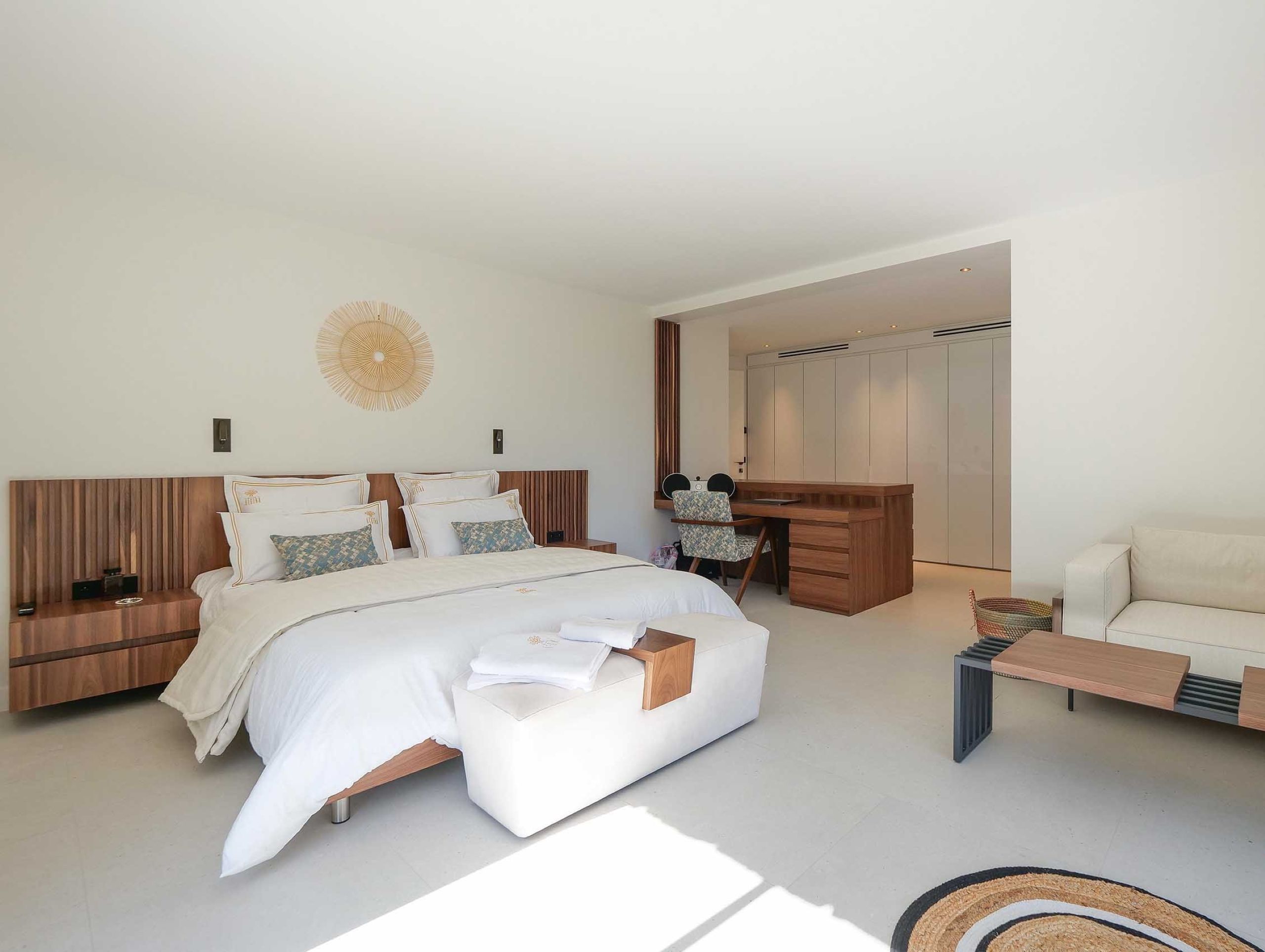 villa-gaby-bedroom-spacious-desk-sofa-bright-modern-luxury-interiordesign-gassin