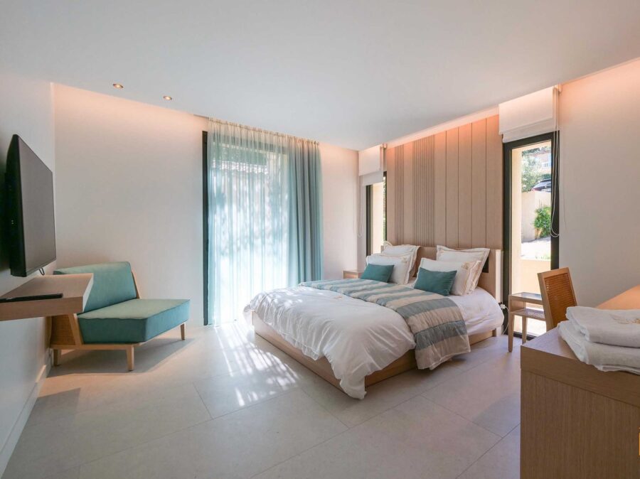 villa-gaby-bedroom-spacious-luxury-bright-design-gassin