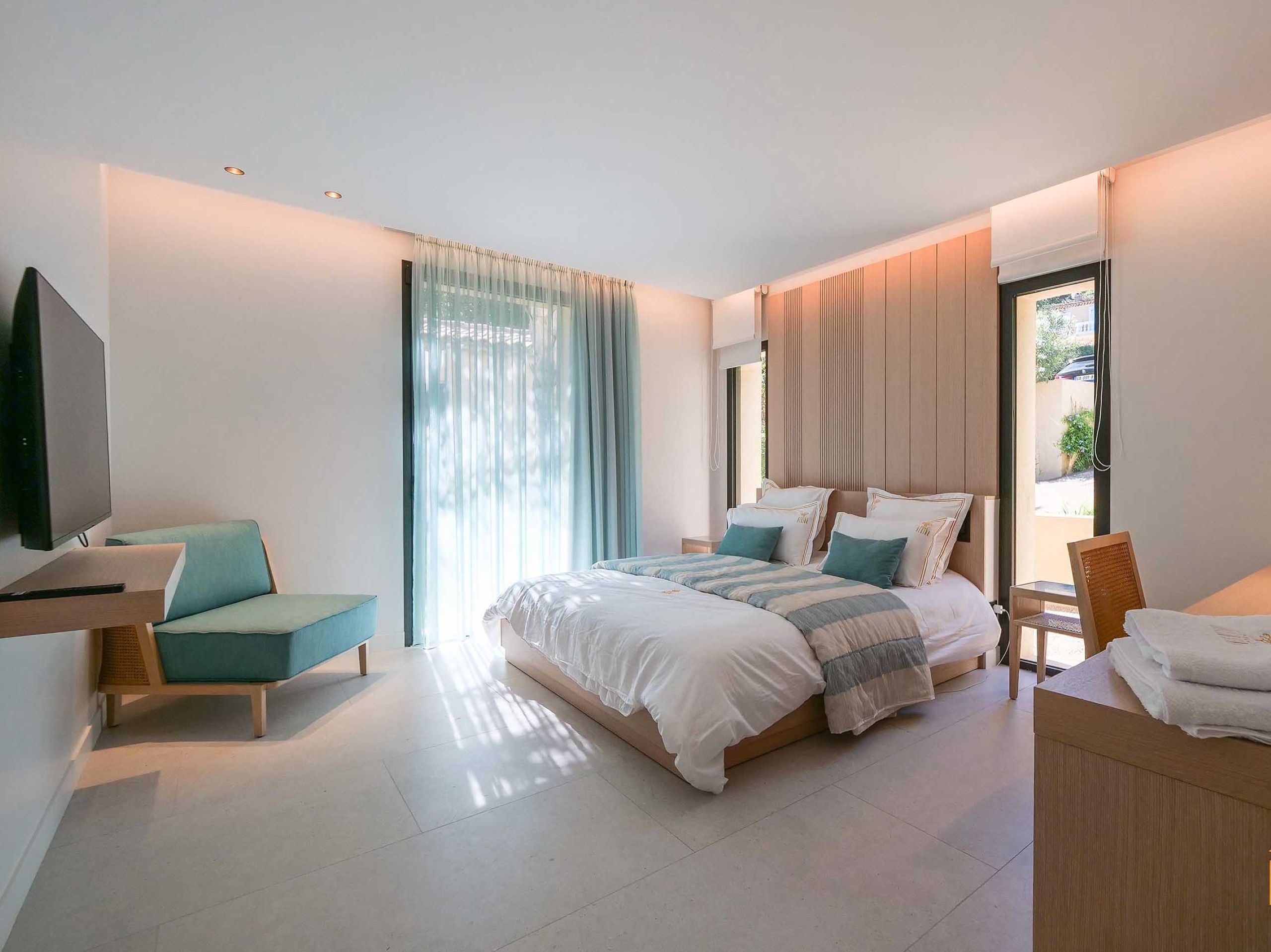 villa-gaby-bedroom-spacious-luxury-bright-design-gassin