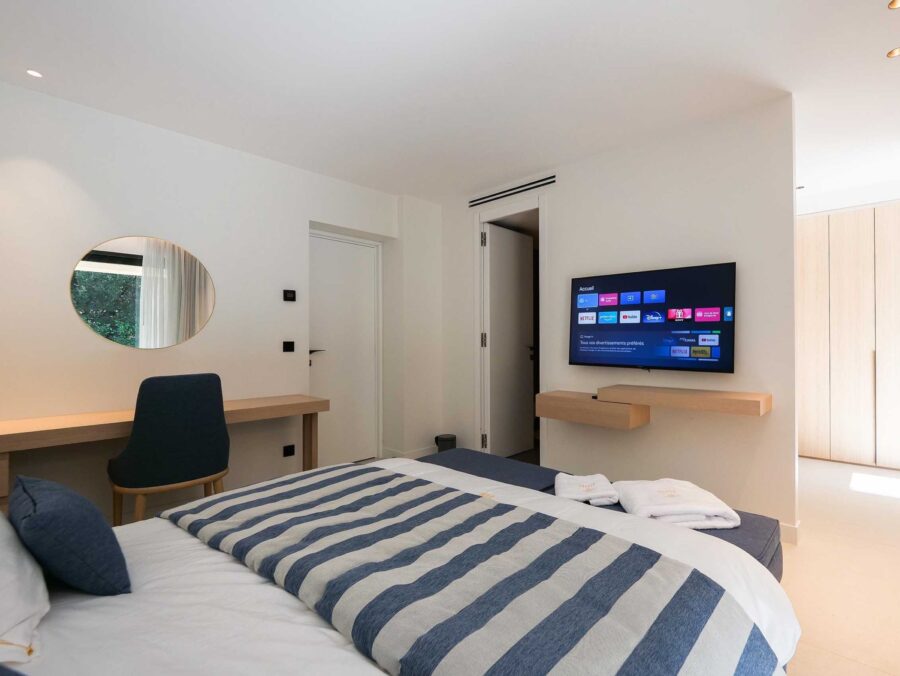 villa-gaby-bedroom-tv-wardrobe-ensuite-modern-luxury-design-gassin