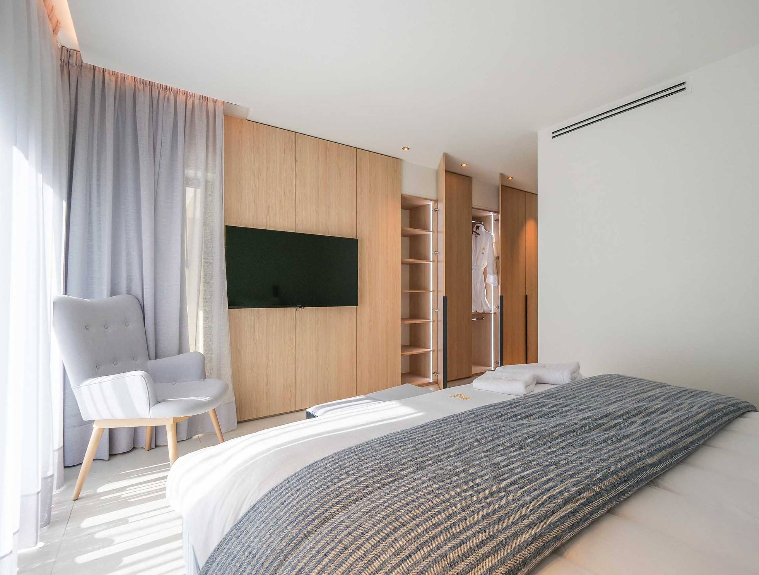 villa-gaby-bedroom-wardrobe-modern-luxury-design-gassin