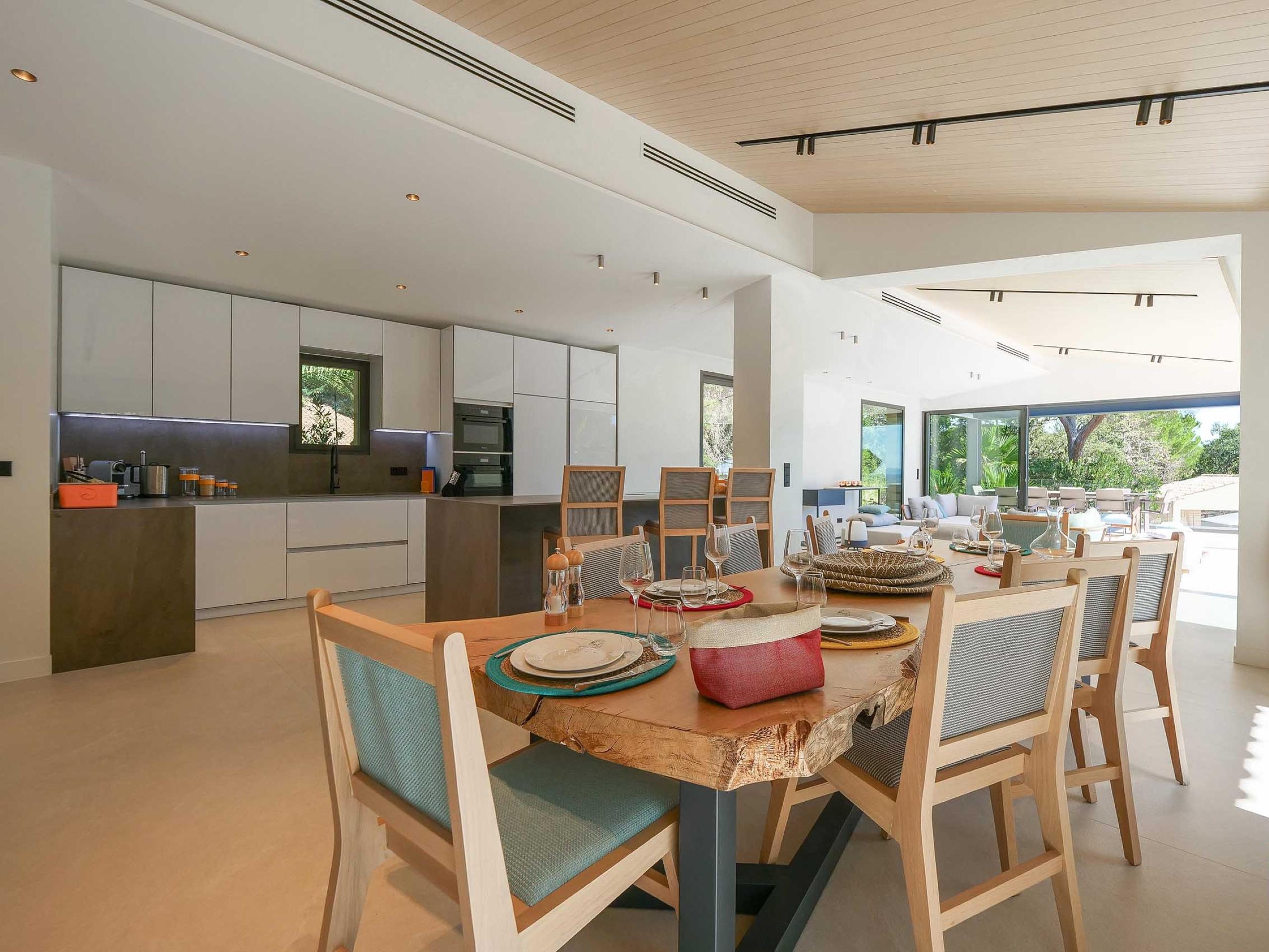 villa-gaby-diningroom-livingarea-openplan-modern-stylish-luxury-gassin