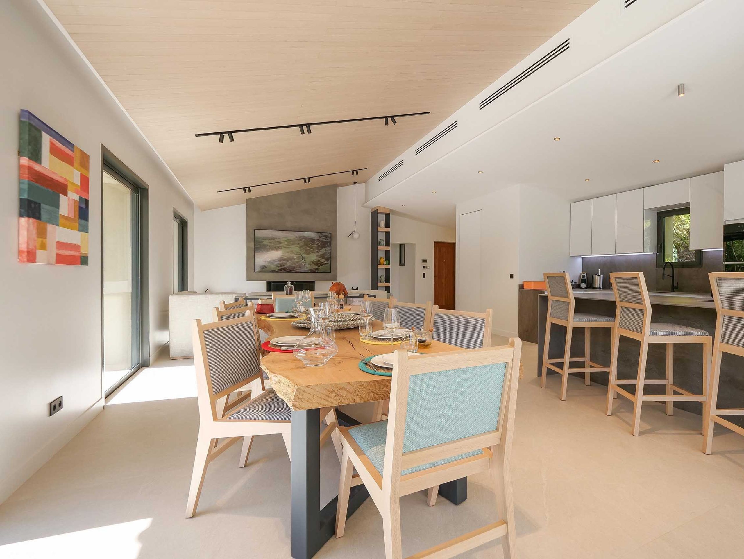 villa-gaby-diningtable-kitchen-openplan-luxury-gassin