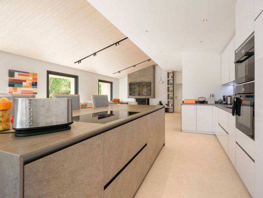 villa-gaby-kitchen-sleek-modern-luxury-design-openplan-gassin