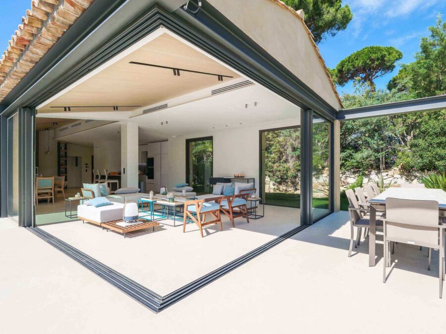 villa-gaby-livingroom-terrace-openplan-outdoordining-luxury-gassin