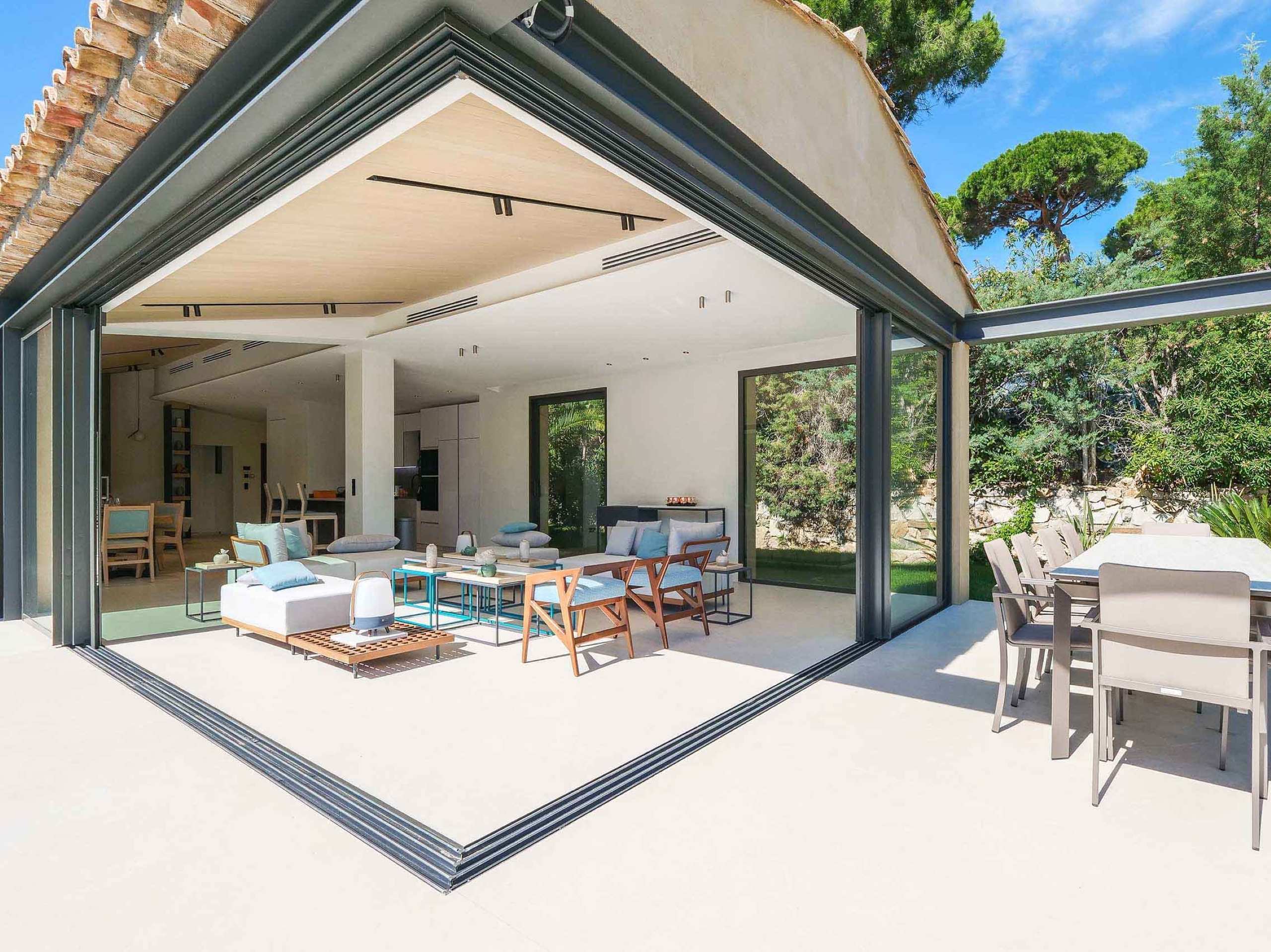 villa-gaby-livingroom-terrace-openplan-outdoordining-luxury-gassin