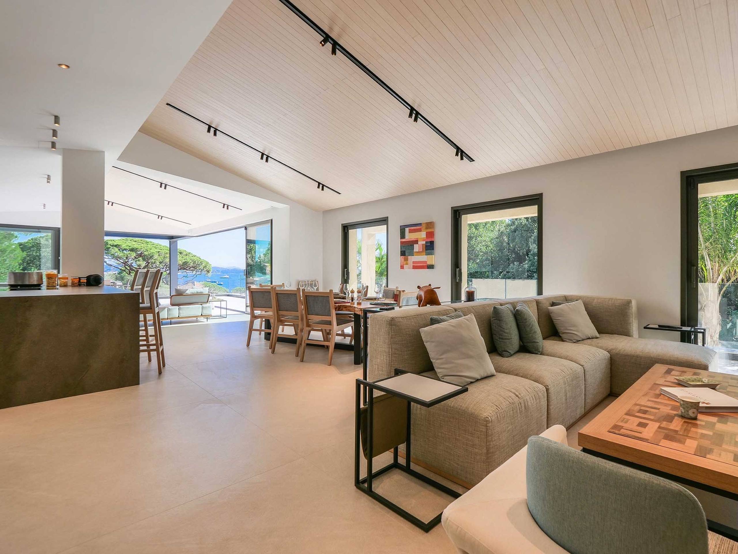 villa-gaby-livingspace-openplan-kitchen-loungearea-dining-luxury-interior-gassin