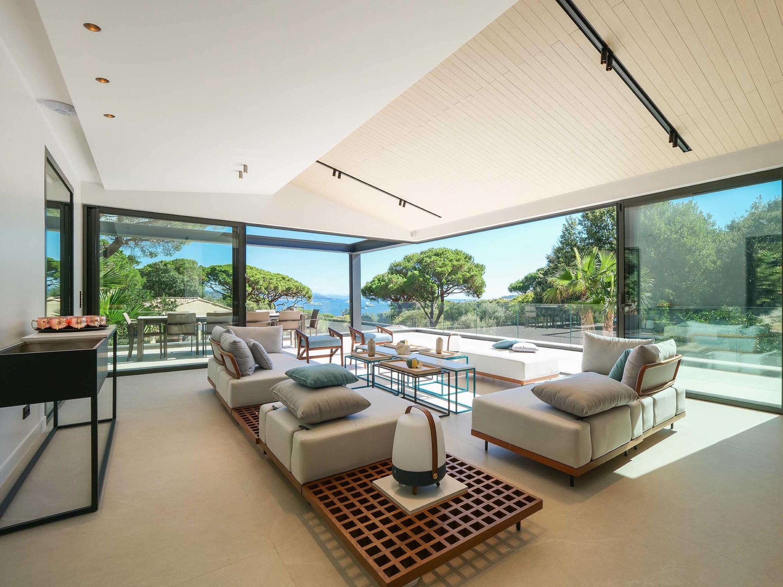 villa-gaby-lounge-livingspace-seaview-modern-stylish-elegant-luxury-gassin