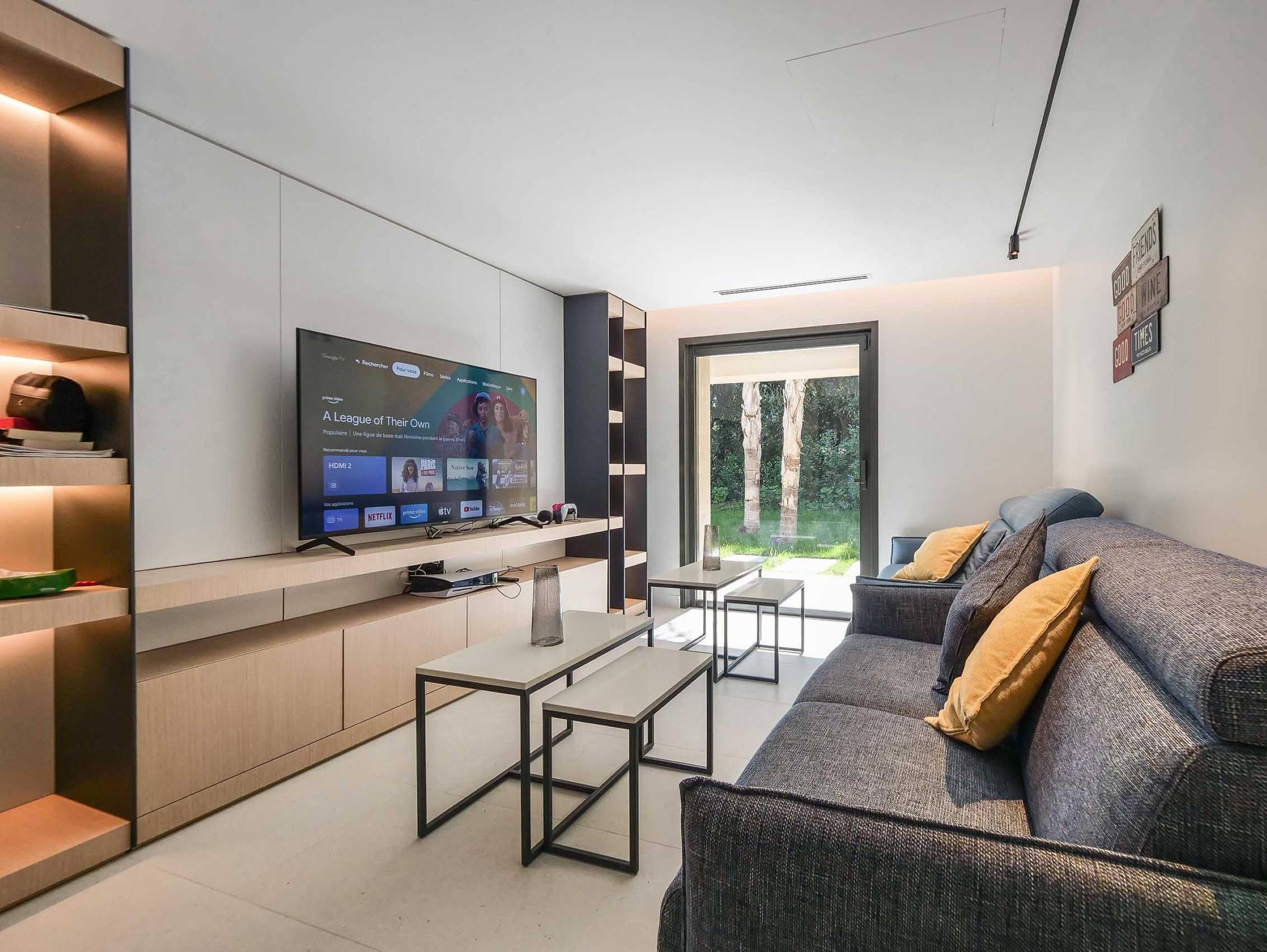 villa-gaby-tvroom-cinemaroom-lounge-entertainment-films-luxury-gassin