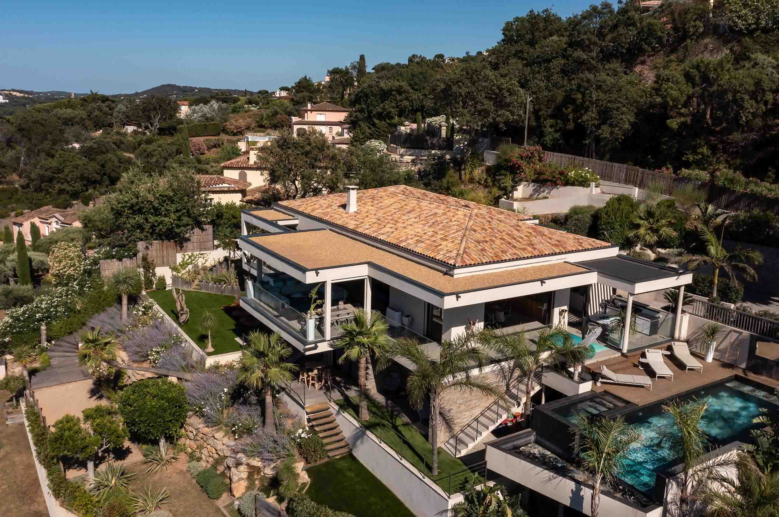 villa-geneva-aerial-exterior-gassin-hillside