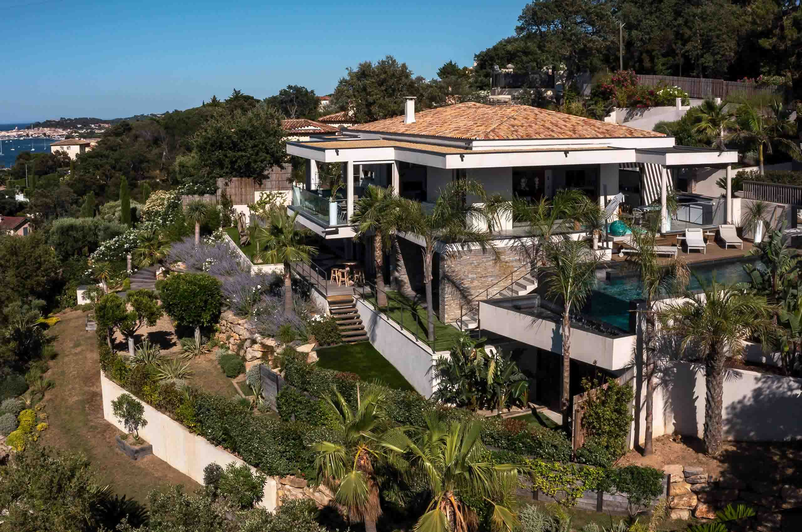 villa-geneva-aerial-exterior-luxury-gassin-sttropez-rental-infinitypool