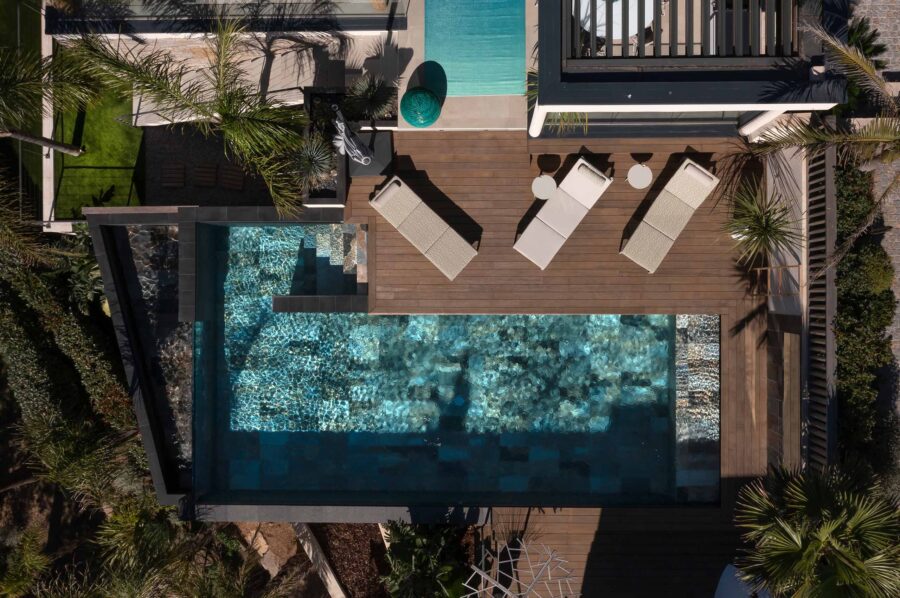 villa-geneva-aerial-infinity-pool-sunbed-terrace-gassin