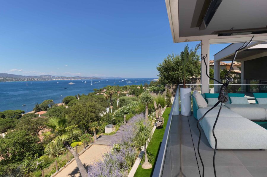 villa-geneva-balcony-view-sea-hillside-gassin