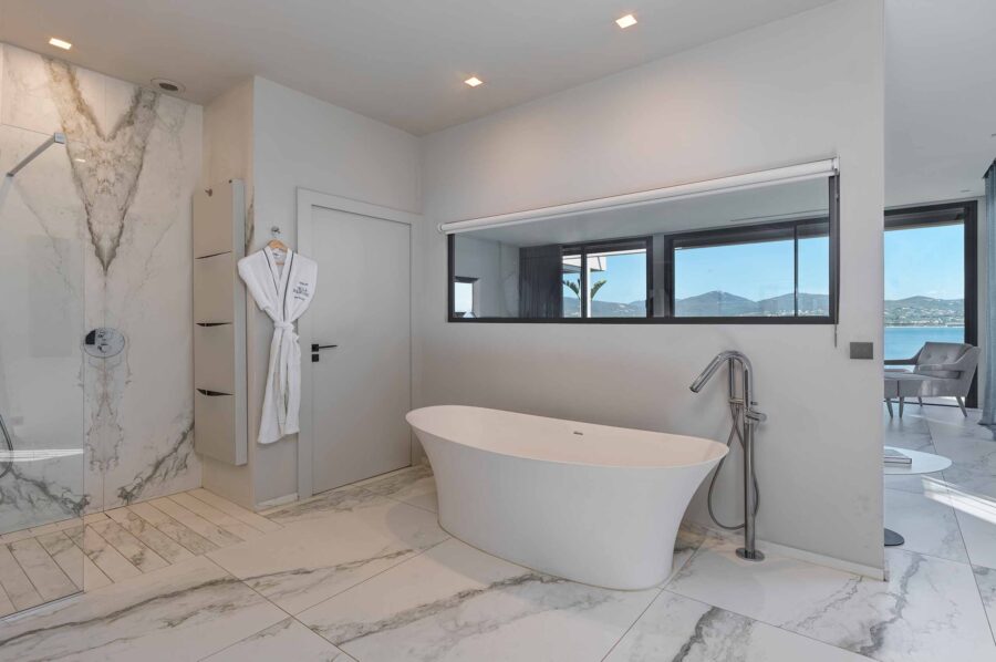 villa-geneva-bathroom-bath-marble-luxury-modern-gassin