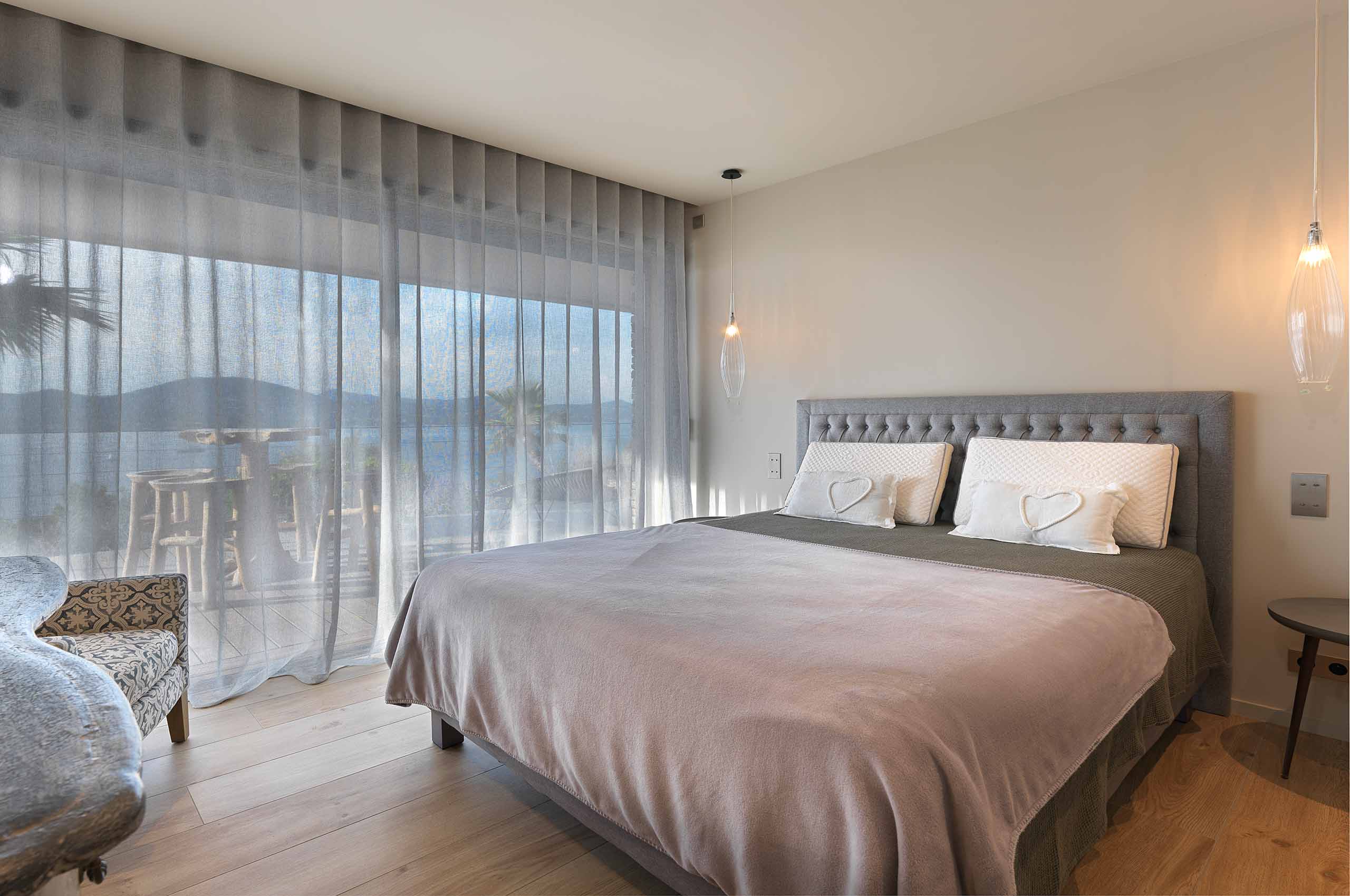 villa-geneva-bedroom-luxury-modern-terrace-gassin