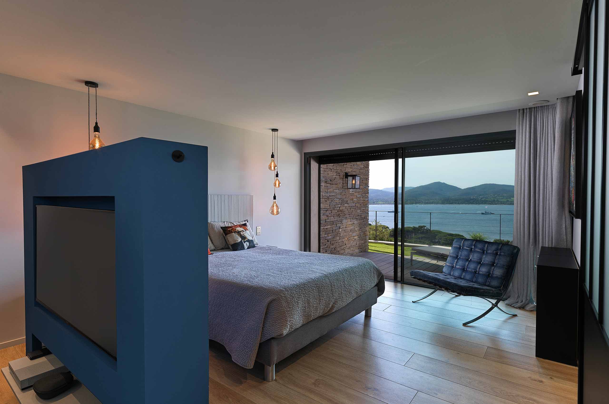 villa-geneva-bedroom-luxury-sea-view-terrace-gassin
