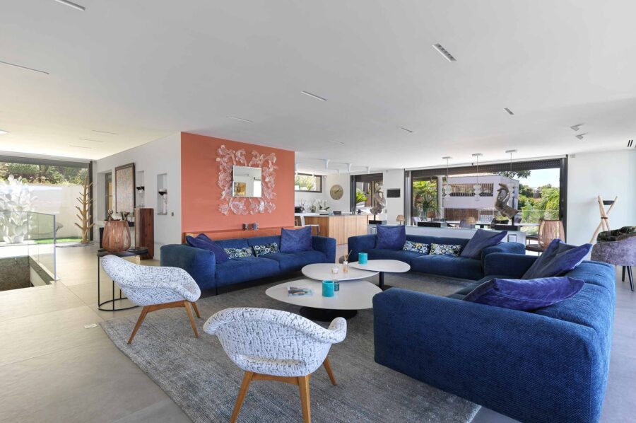 villa-geneva-living-room-luxury-artwork-modern-stylish-gassin