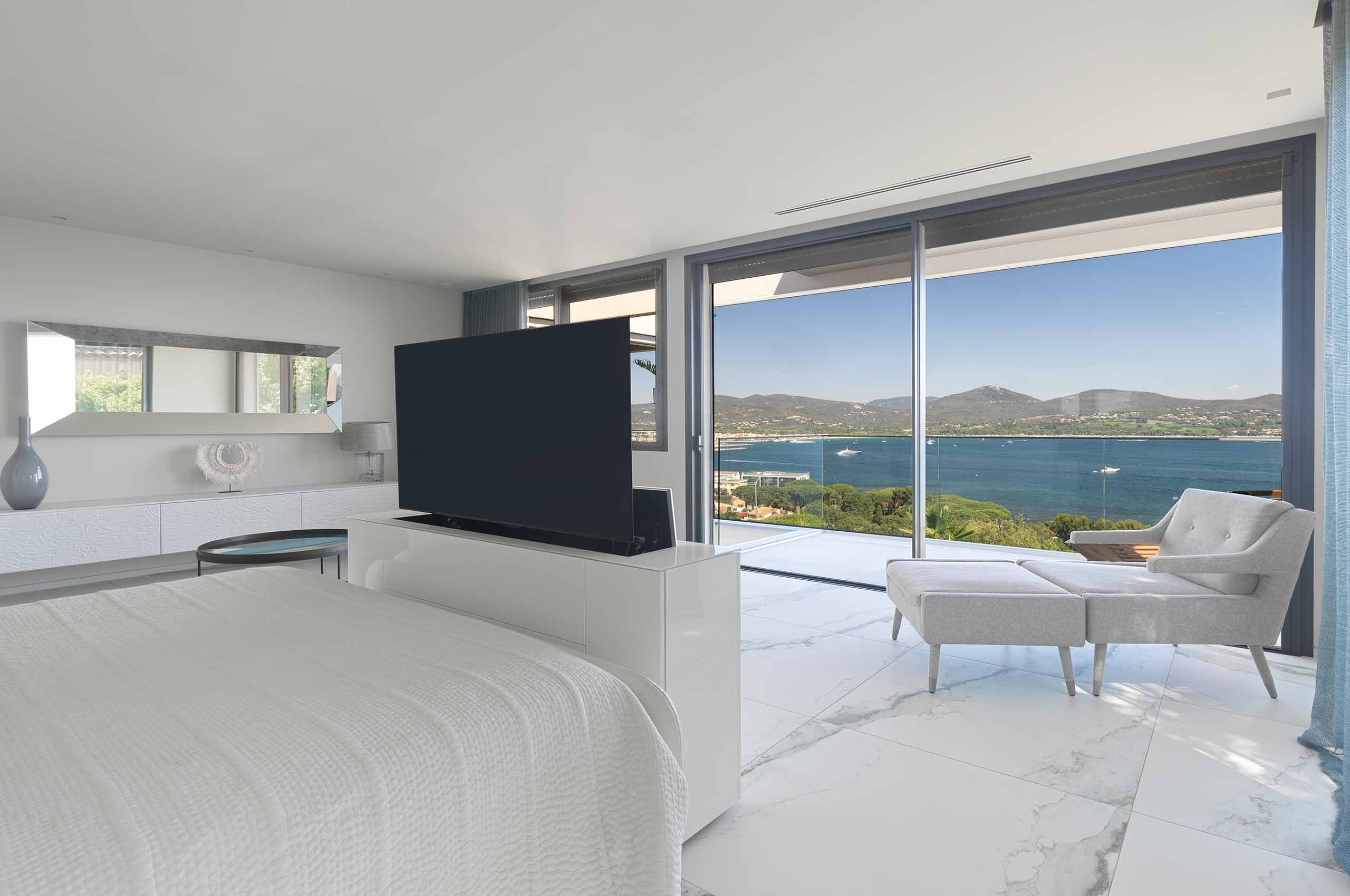 villa-geneva-master-bedroom-luxury-modern-sttropez-gassin