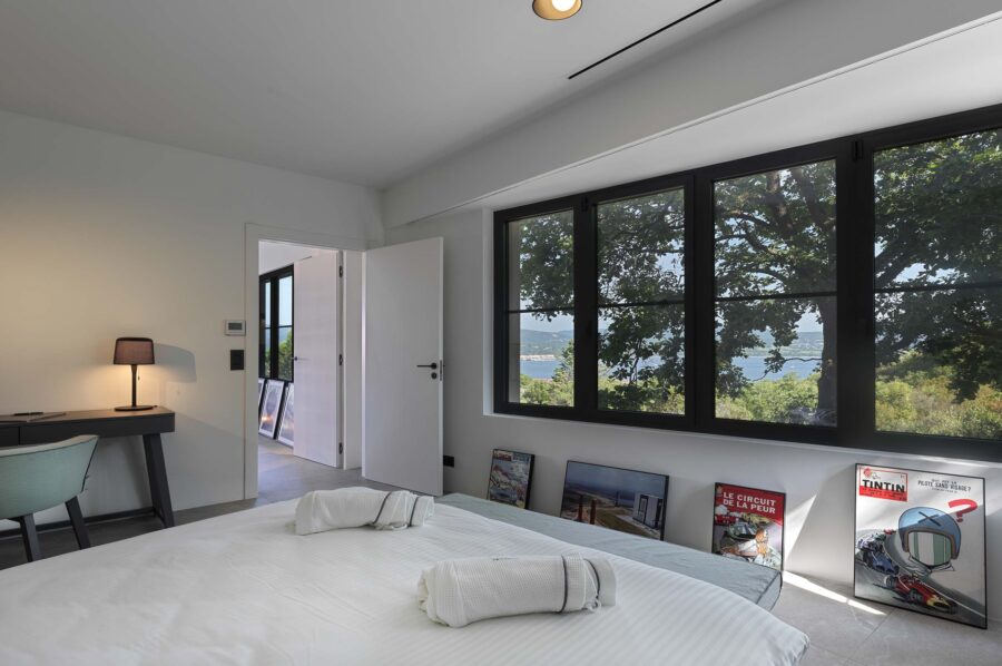 villa-georgie-bedroom-desk-artwork-seaview-modern-luxury-gassin