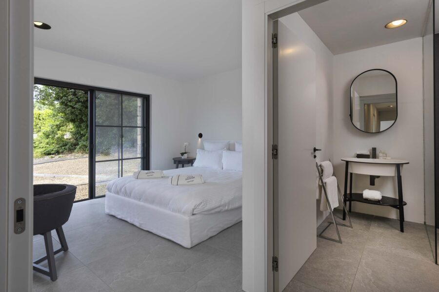 villa-georgie-bedroom-ensuite-garden-spacious-modern-luxury-interior-gassin