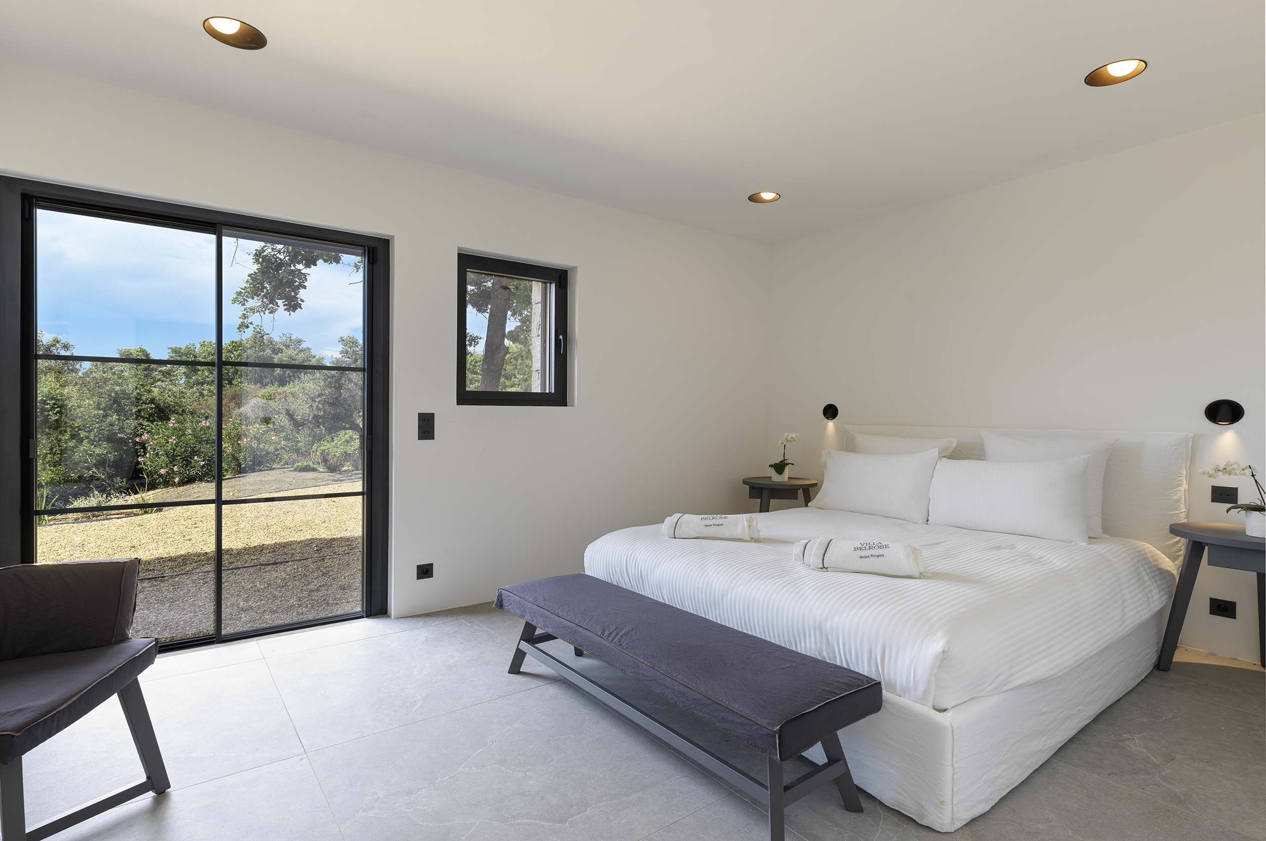 villa-georgie-bedroom-gardenview-bright-spacious-modern-luxury-design-gassin