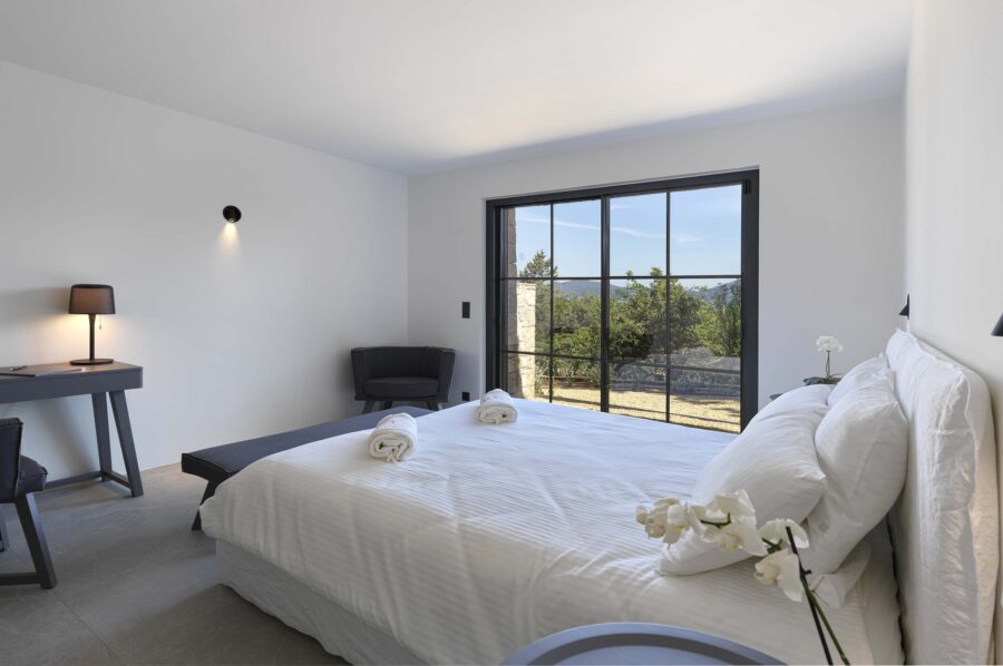 villa-georgie-bedroom-gardenview-modern-bright-luxury-interior-gassin