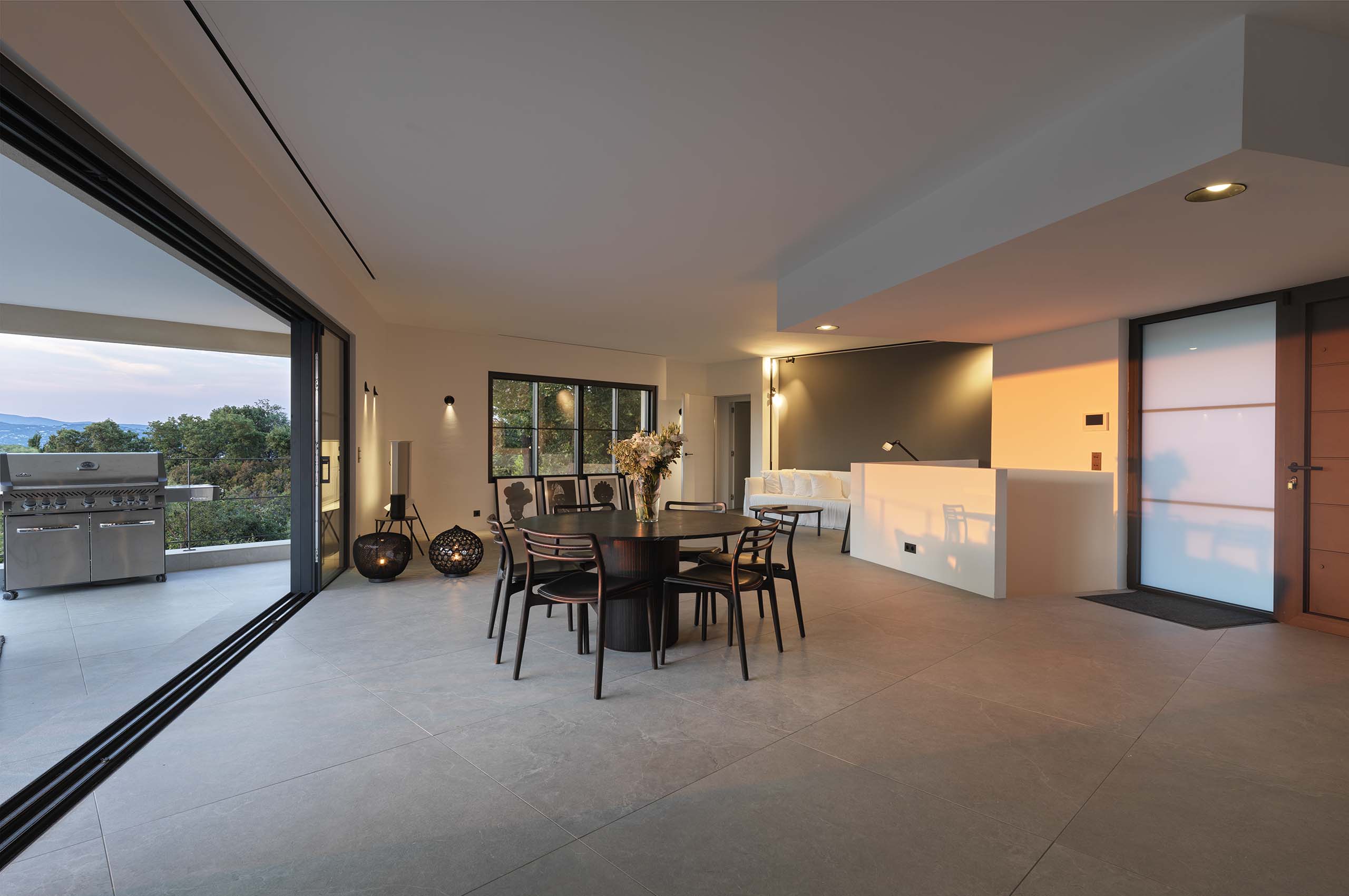 villa-georgie-diningroom-terrace-bbq-sleek-modern-design-luxury-retreat-gassin