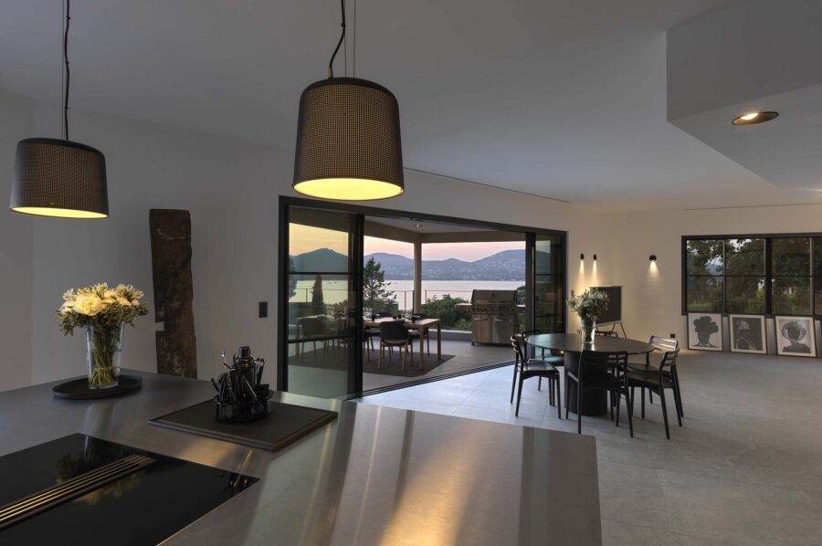 villa-georgie-kitchen-diningroom-interior-seaview-modern-luxury-gassin