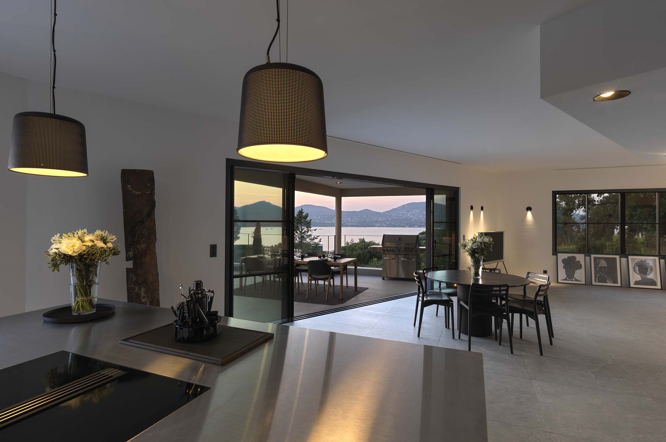 villa-georgie-kitchen-diningroom-interior-seaview-modern-luxury-gassin