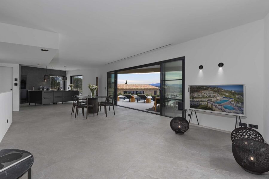 villa-georgie-livingarea-dining-kitchen-terrcae-seaview-luxury-modern-design-gassin