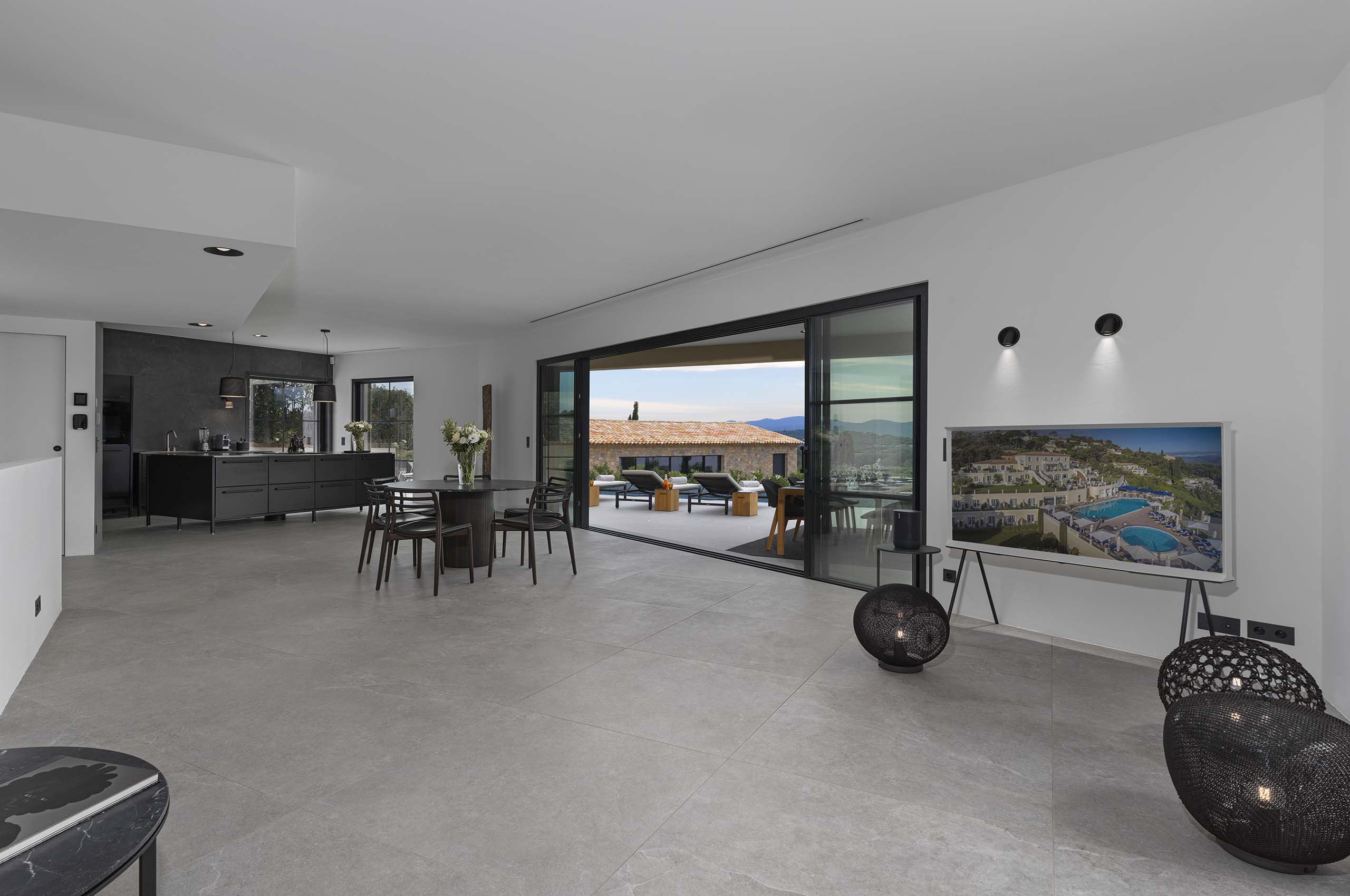 villa-georgie-livingarea-dining-kitchen-terrcae-seaview-luxury-modern-design-gassin