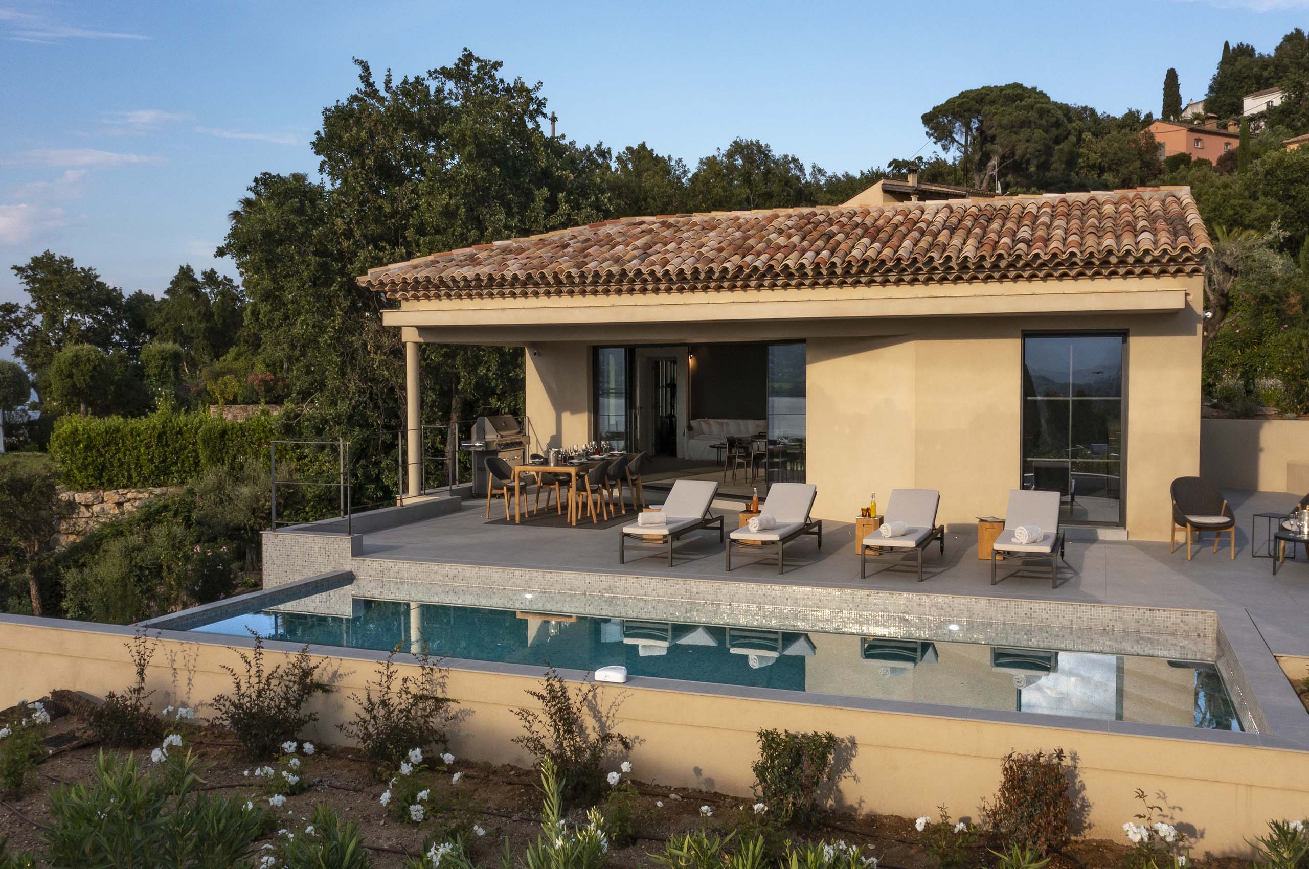 villa-georgie-mainpage-infinitypool-luxury-rental-retreat-frenchriviera-gassin