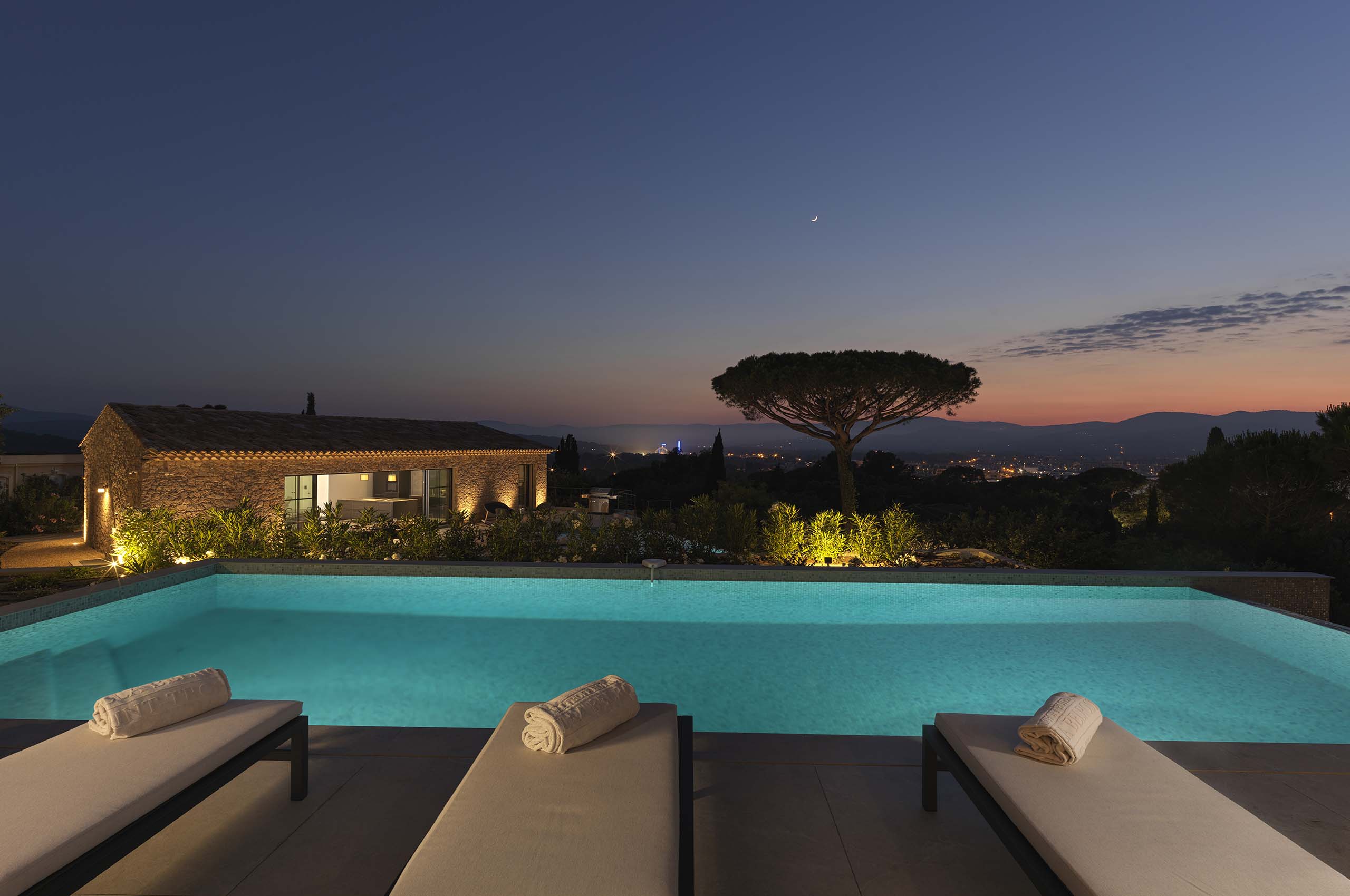 villa-georgie-pool-sunlounger-exterior-night-luxury-gassin