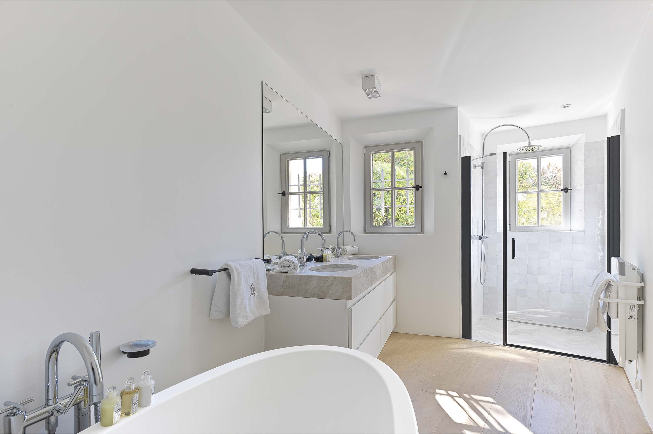 villa-gia-bathroom-doublesink-bathtub-italianshower-luxury-gassin