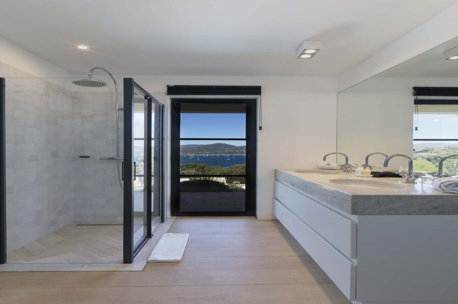 villa-gia-bathroom-ensuite-doublesink-seaview-italianshower-luxury-gassin