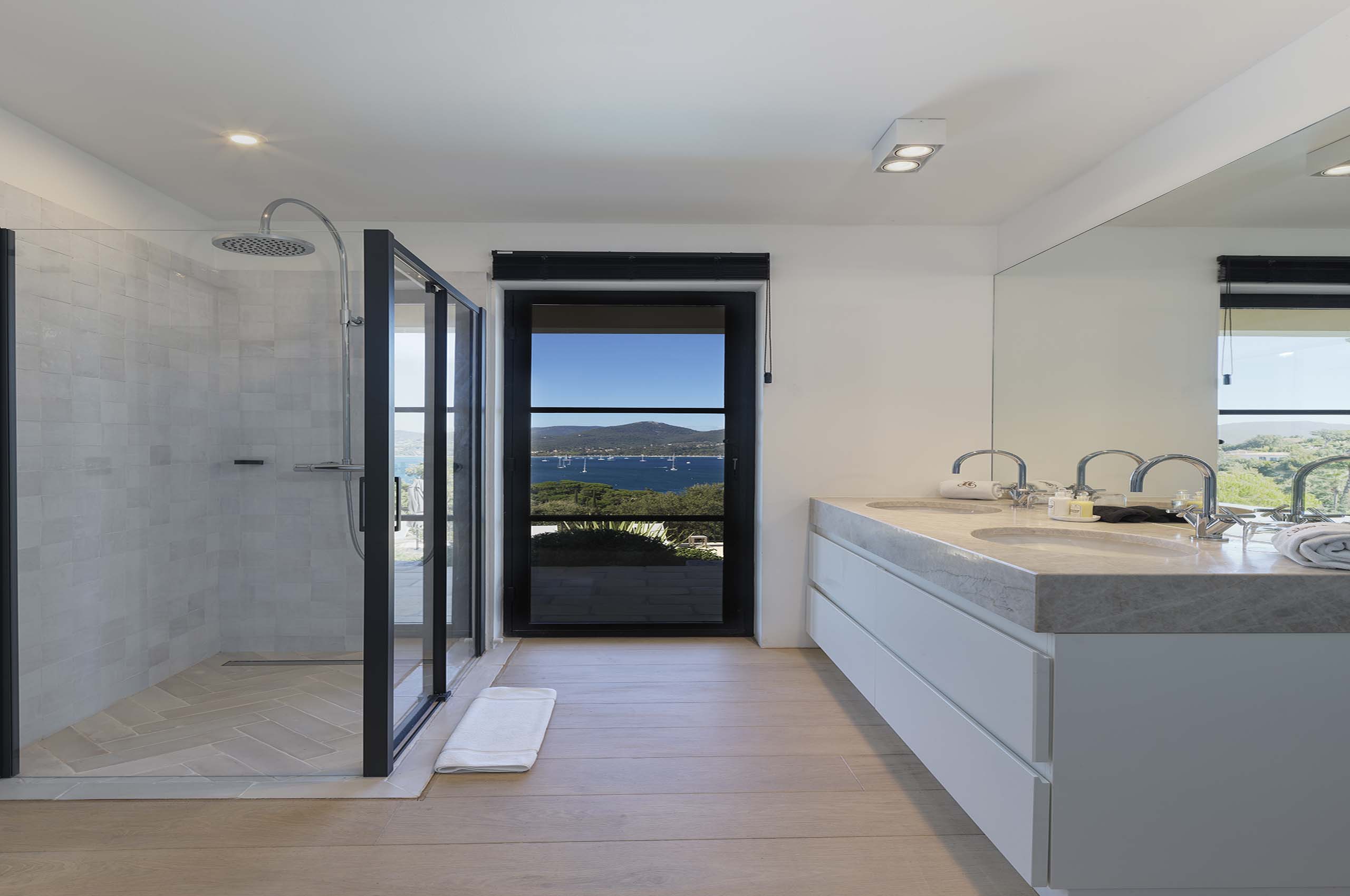 villa-gia-bathroom-ensuite-doublesink-seaview-italianshower-luxury-gassin