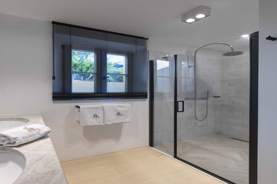 villa-gia-bathroom-shower-spacious-modern-bright-luxury-gassin