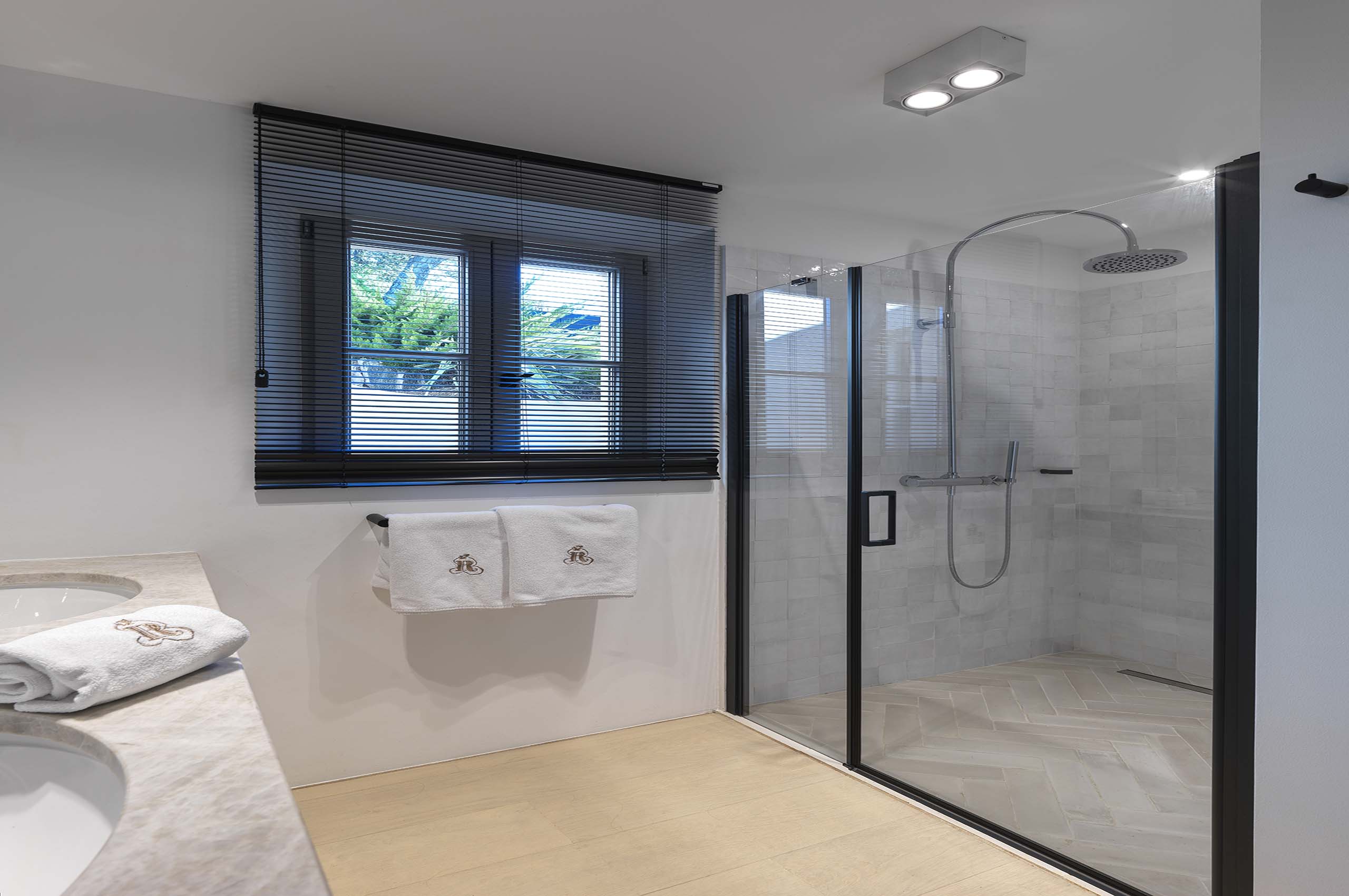 villa-gia-bathroom-shower-spacious-modern-bright-luxury-gassin