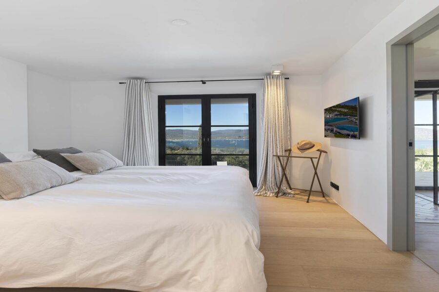 villa-gia-bedroom-balcony-seaview-frenchriviera-modern-luxury-interior-gassin
