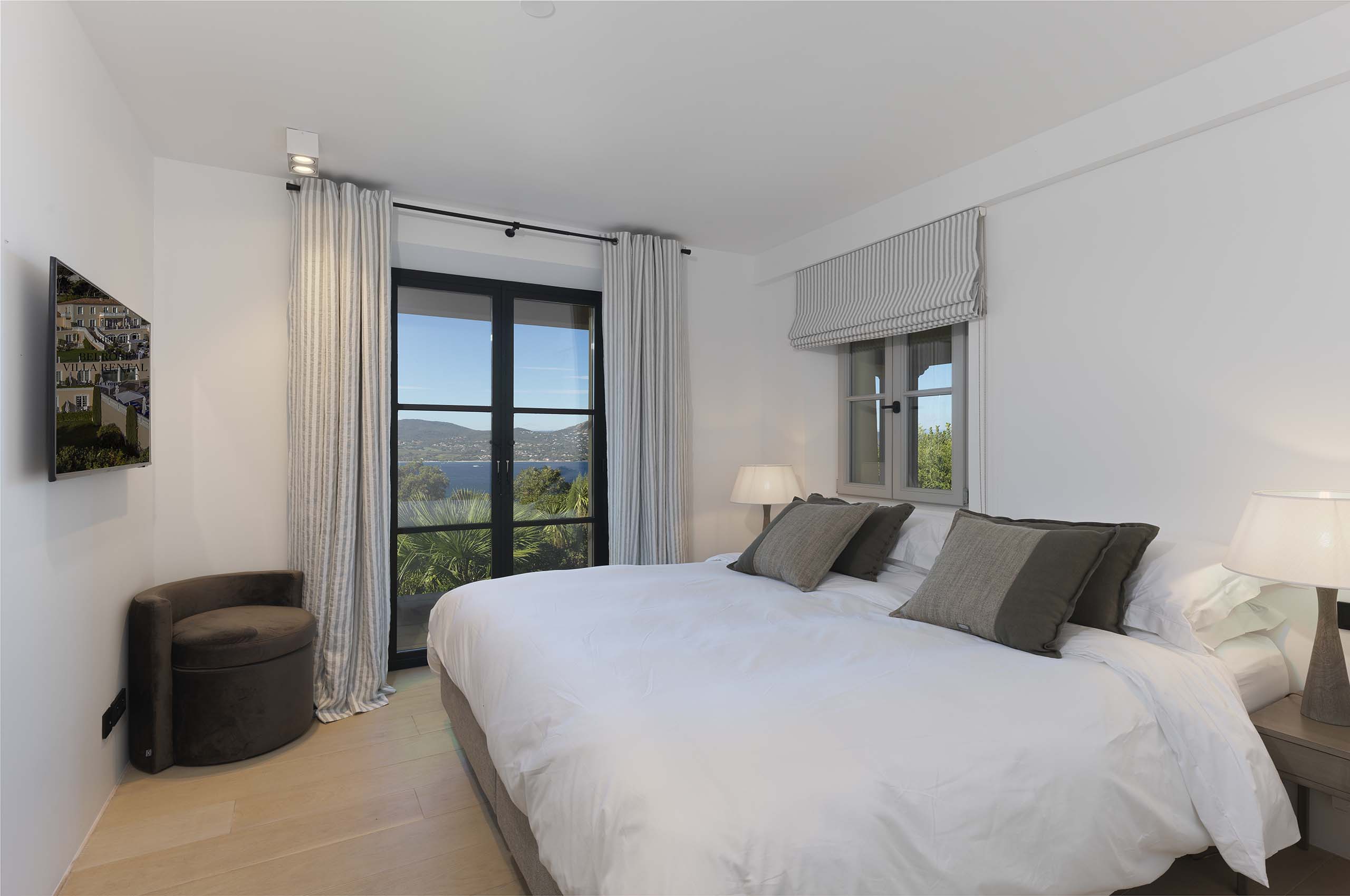 villa-gia-bedroom-balcony-seaview-tv-modern-bright-luxury-design-gassin